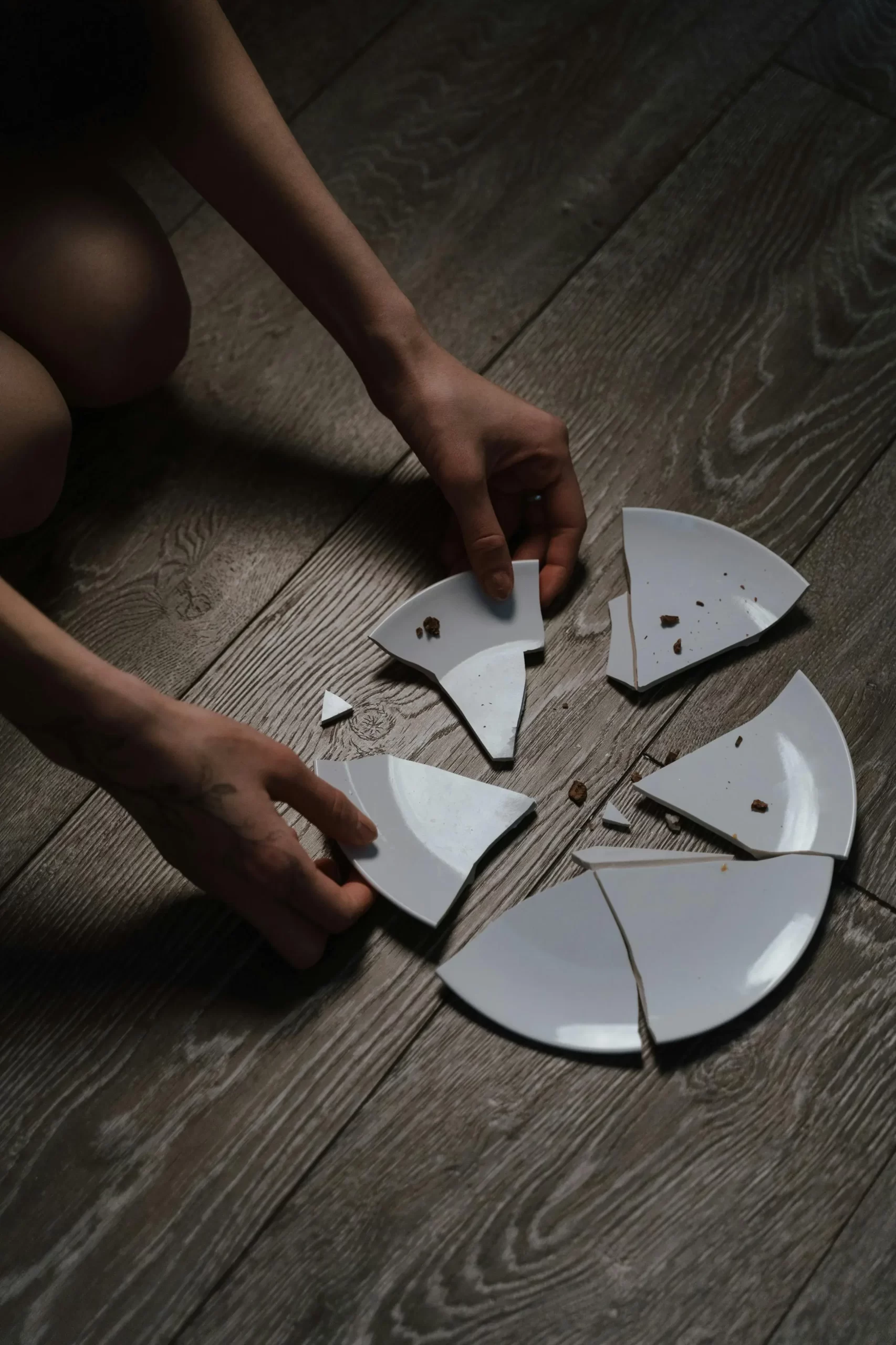 Ruka pečlivě uklízí nehodu na podlaze